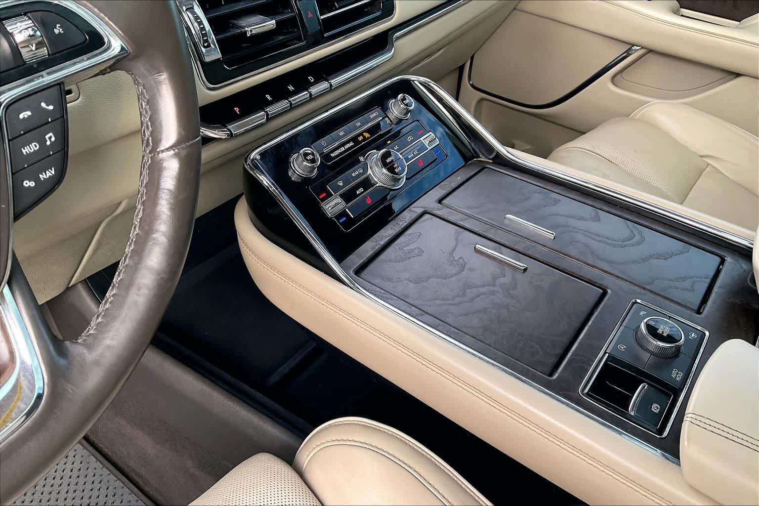 Used 2018 Lincoln Navigator Select w/ Technology Package RWD image 16