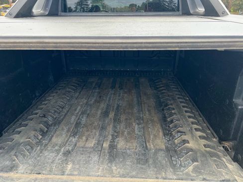Used 2005 Chevrolet Avalanche Z71 w/ Sun And Sound Package AWD/4WD image 10