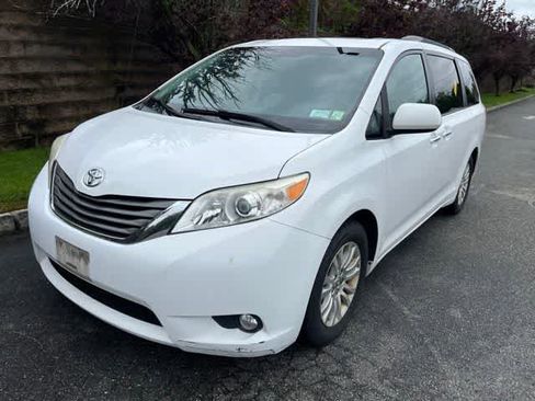 Used 2013 Toyota Sienna XLE FWD image 1