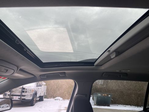 Used 2023 GMC Acadia SLE w/ Driver Convenience Package image 10