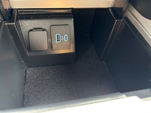 Used 2022 Ford Explorer XLT w/ Equipment Group 202A AWD/4WD image 18