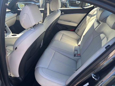 Used 2025 Genesis G70 2.5T image 25