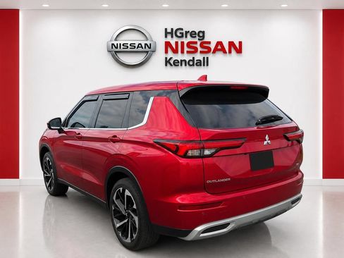 Used 2024 Mitsubishi Outlander AWD image 2