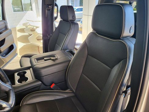 Used 2023 Chevrolet Suburban Premier image 9