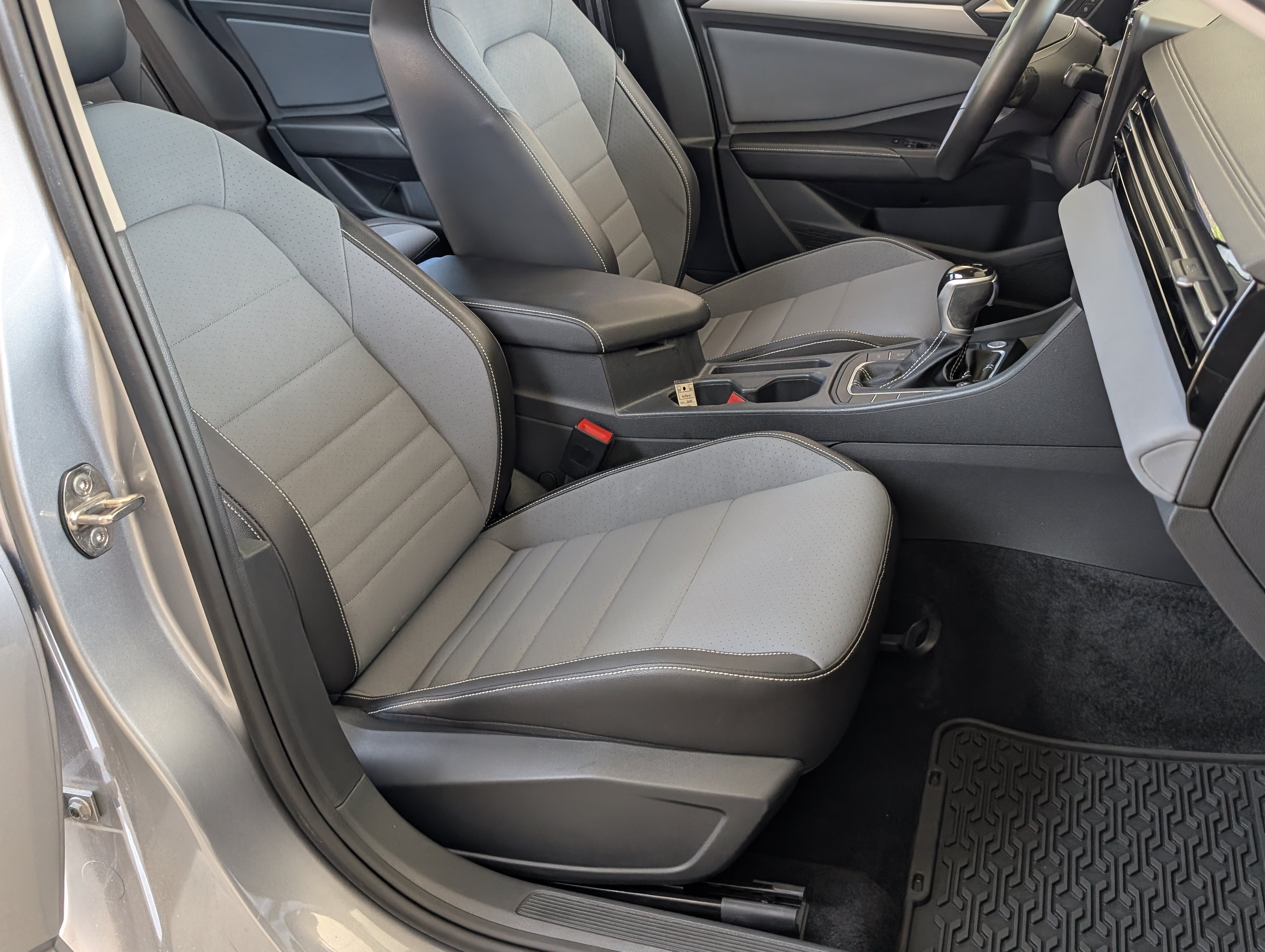 Used 2025 Volkswagen Jetta SE w/ Sunroof Package FWD image 21