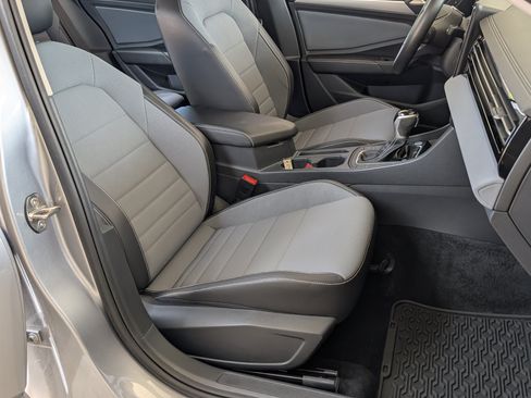 Used 2025 Volkswagen Jetta SE w/ Sunroof Package FWD image 21