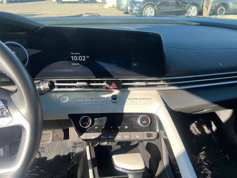 Used 2025 Hyundai Elantra Limited image 18