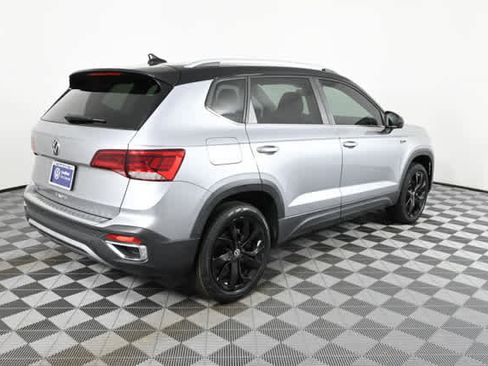 Used 2023 Volkswagen Taos SE w/ Panoramic Sunroof Package FWD image 7