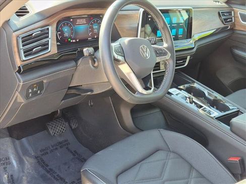 Used 2024 Volkswagen Atlas SE w/ Black Wheel Package FWD image 9