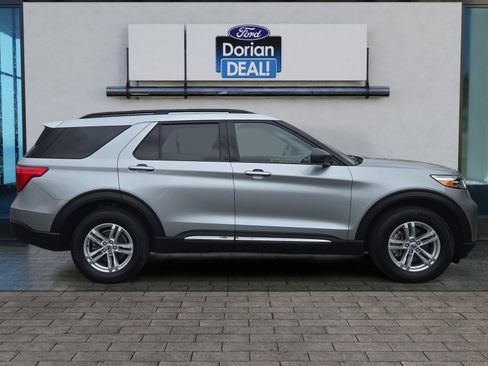 Used 2023 Ford Explorer XLT w/ Equipment Group 202A AWD/4WD image 2