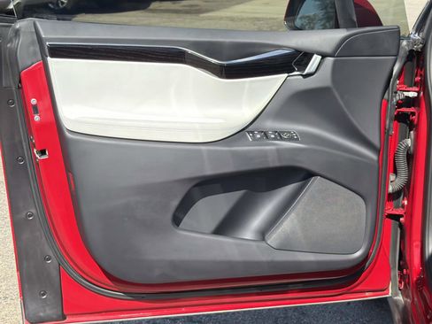 Used 2018 Tesla Model X 75D image 17