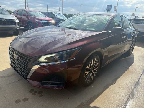 Used 2025 Nissan Altima 2.5 SV FWD image 2