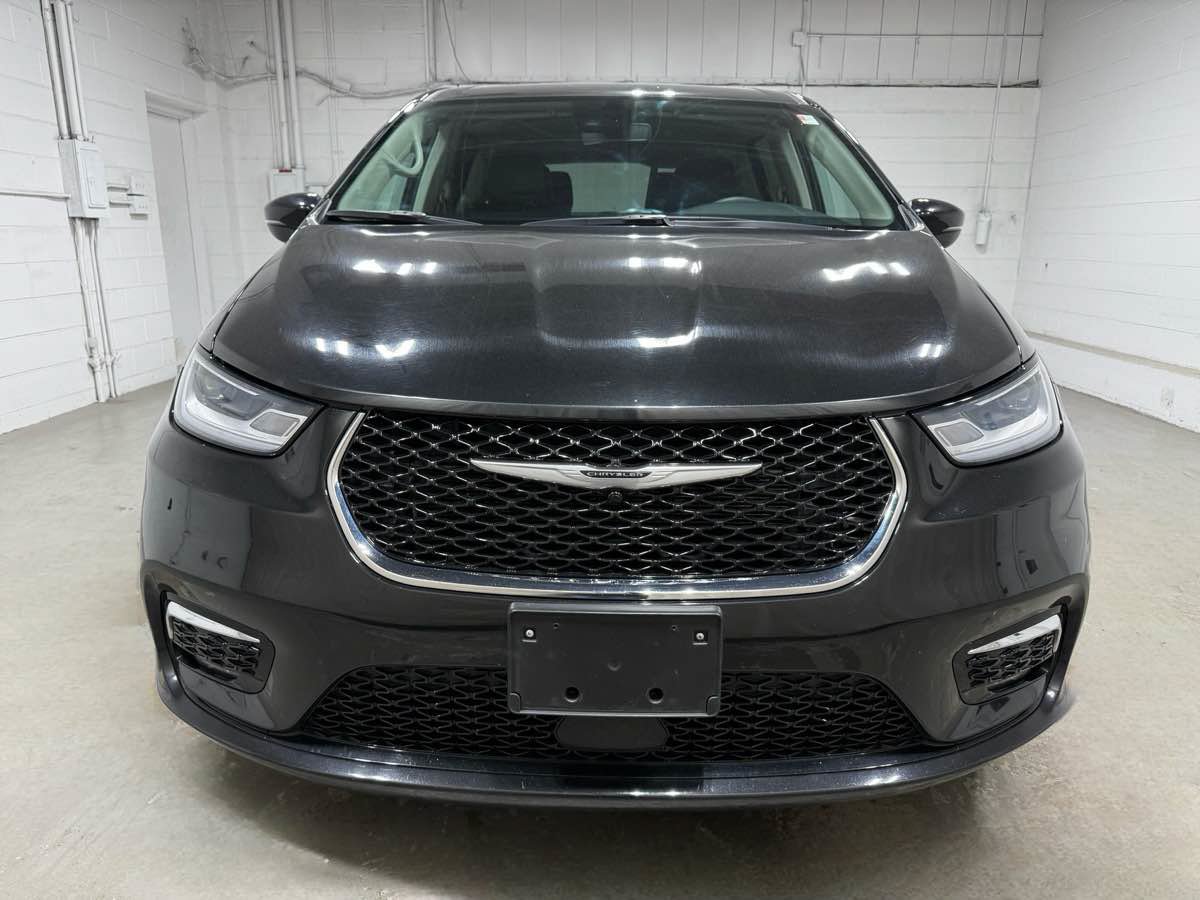 Used 2023 Chrysler Pacifica Touring-L FWD image 2