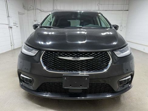 Used 2023 Chrysler Pacifica Touring-L image 2