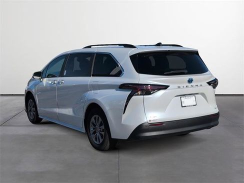 Used 2025 Toyota Sienna XLE image 4