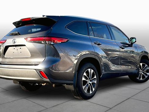 Certified 2022 Toyota Highlander XLE image 12