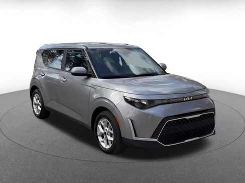 Used 2025 Kia Soul LX w/ LX Technology Package FWD image 3
