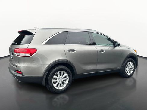 Used 2017 Kia Sorento AWD w/ LX Convenience Package image 3