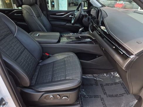 Used 2023 Cadillac Escalade ESV V AWD/4WD image 16