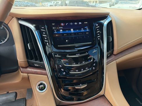 Used 2017 Cadillac Escalade Platinum image 25