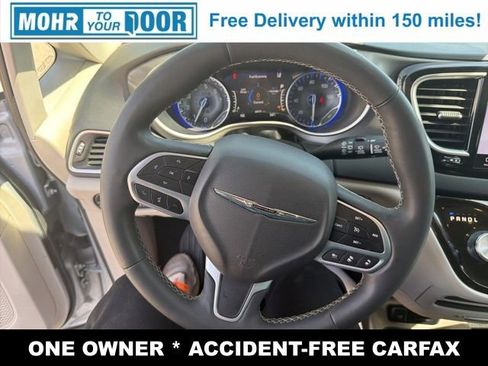 Used 2023 Chrysler Pacifica Touring-L image 18