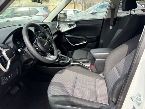 Used 2025 Kia Soul LX w/ LX Technology Package FWD image 24