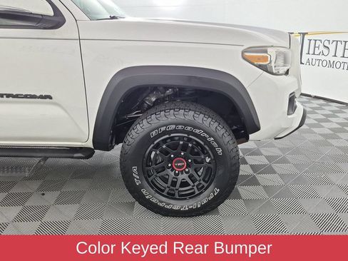 Used 2018 Toyota Tacoma TRD Off-Road w/ Technology Package AWD/4WD image 12