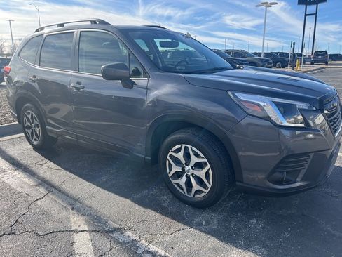 Used 2023 Subaru Forester Premium image 2