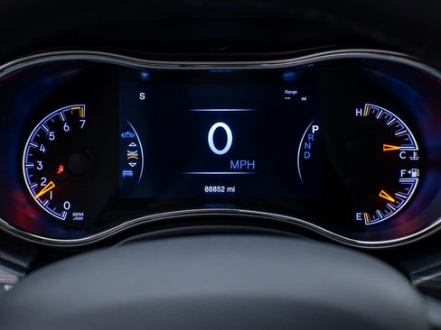 Used 2019 Jeep Grand Cherokee Altitude image 22