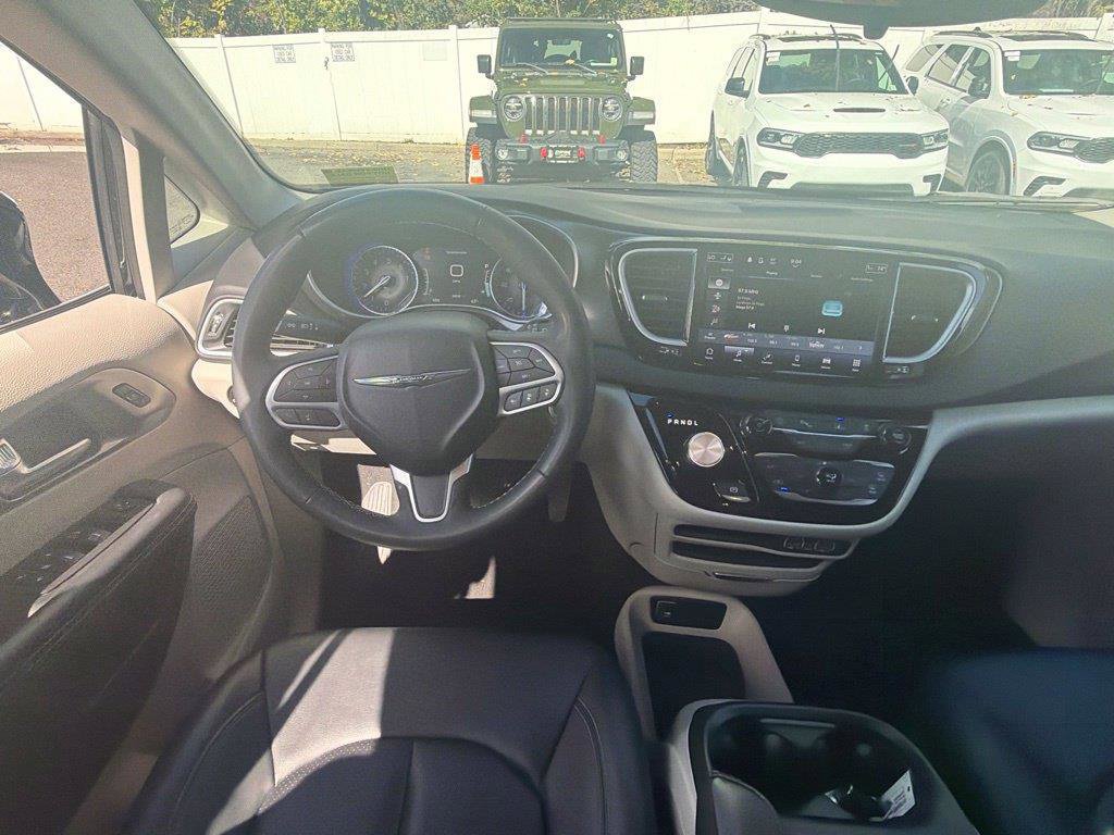 Used 2024 Chrysler Pacifica Touring-L FWD image 11