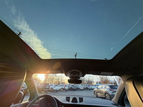 Used 2022 Porsche Macan image 25