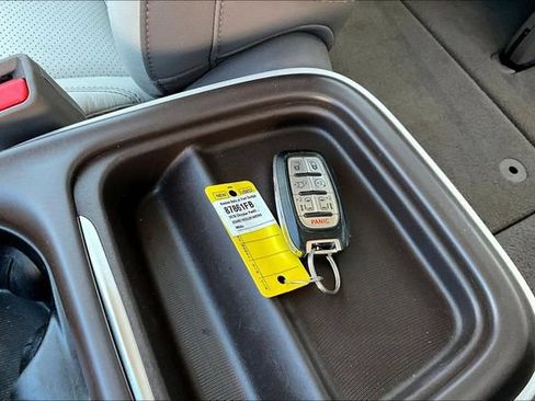 Used 2018 Chrysler Pacifica Touring-L FWD image 32