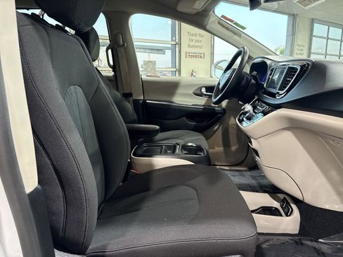 Used 2020 Chrysler Pacifica Touring image 24