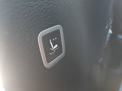 Used 2025 Chrysler Pacifica Select image 86