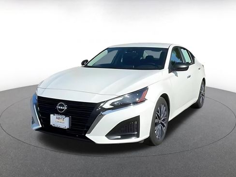 Used 2025 Nissan Altima 2.5 SV FWD image 7