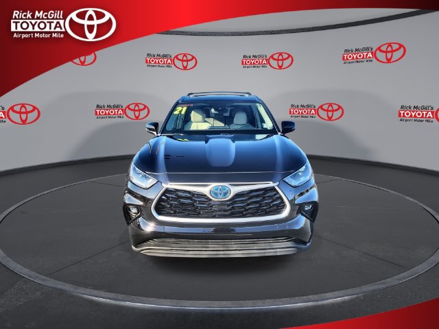 Used 2021 Toyota Highlander XLE AWD/4WD image 3