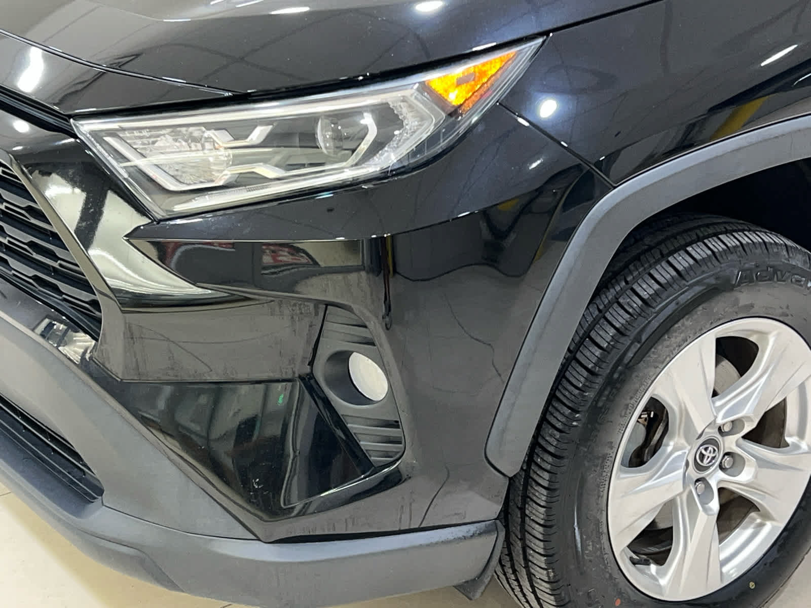 Used 2021 Toyota RAV4 XLE w/ Convenience Package AWD/4WD image 3