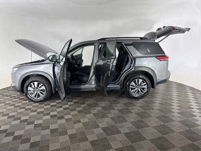 Certified 2025 Nissan Pathfinder SV w/ Cargo Package AWD/4WD image 9