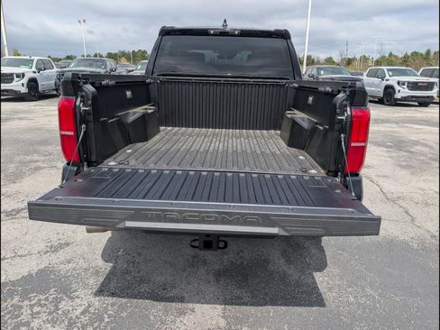 Used 2025 Toyota Tacoma TRD Sport image 21