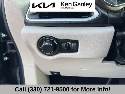 Used 2017 Chrysler Pacifica Touring image 27