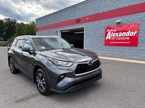 Used 2020 Toyota Highlander XLE AWD/4WD image 1
