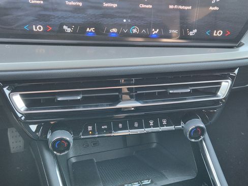 New 2026 Chevrolet Traverse LT w/ Sun and Wheel Package FWD image 15