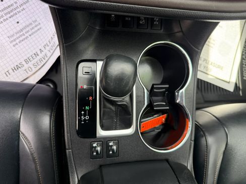 Used 2019 Toyota Highlander XLE AWD/4WD image 17