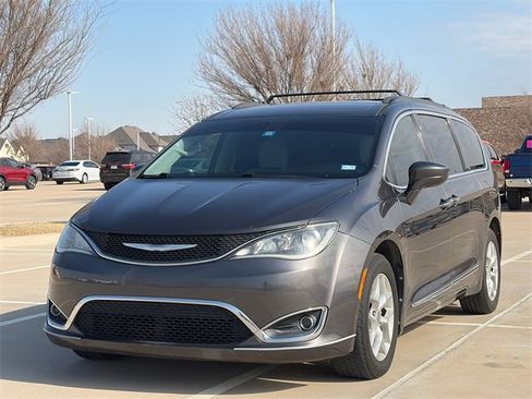 Used 2017 Chrysler Pacifica Touring-L w/ Tire & Wheel Group image 3
