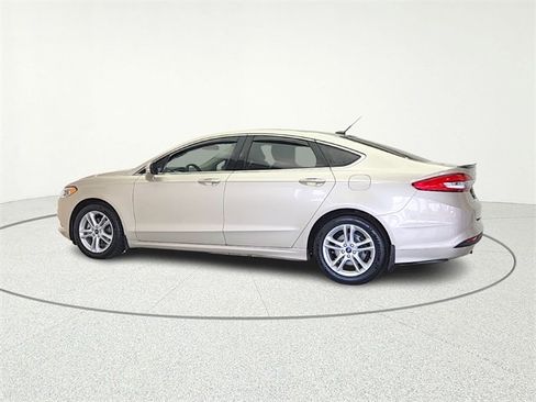 Used 2018 Ford Fusion SE w/ Fusion SE Technology Package image 5