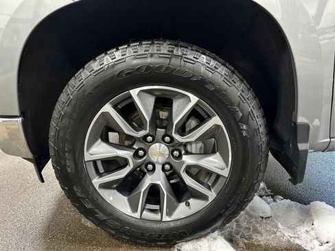 Used 2024 Chevrolet Silverado 1500 LT AWD/4WD image 24