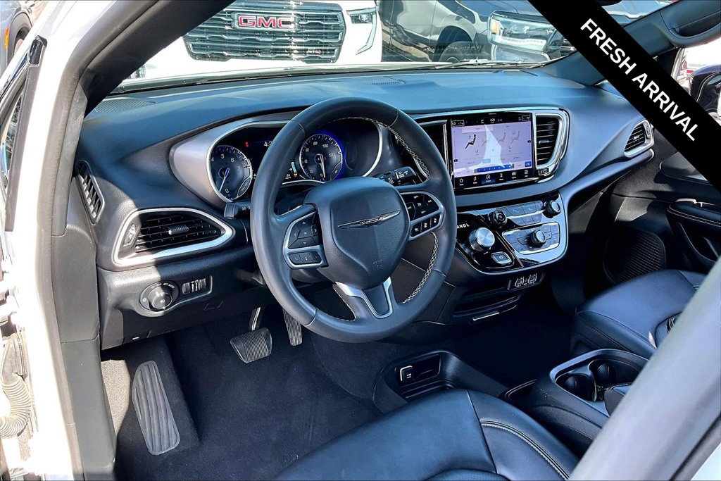 Used 2025 Chrysler Pacifica Select FWD image 11
