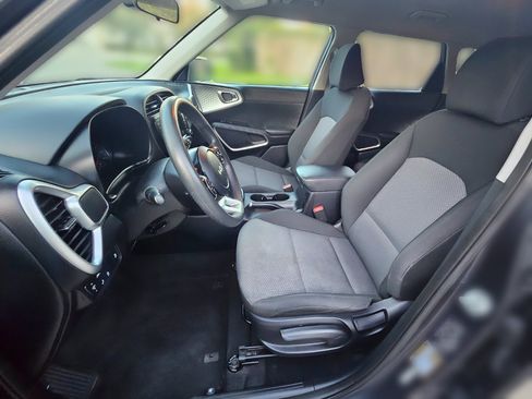 Used 2022 Kia Soul LX w/ Technology Package image 9
