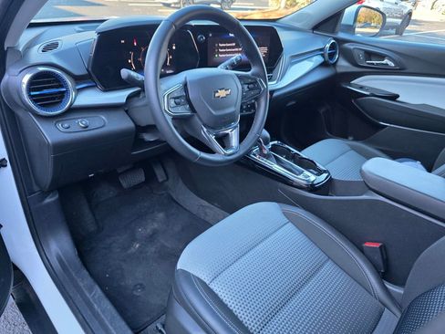 Certified 2025 Chevrolet Trax LT w/ LT Convenience Package image 11