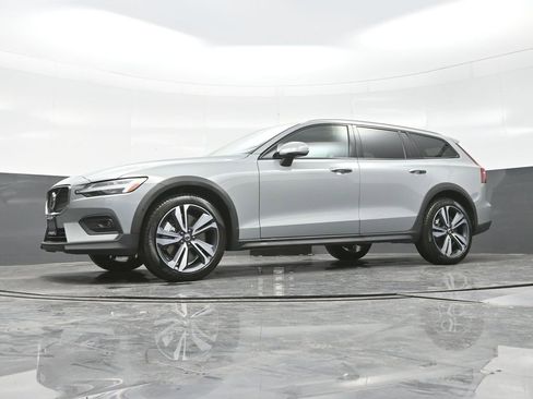 Used 2025 Volvo V60 B5 Cross Country Plus image 30
